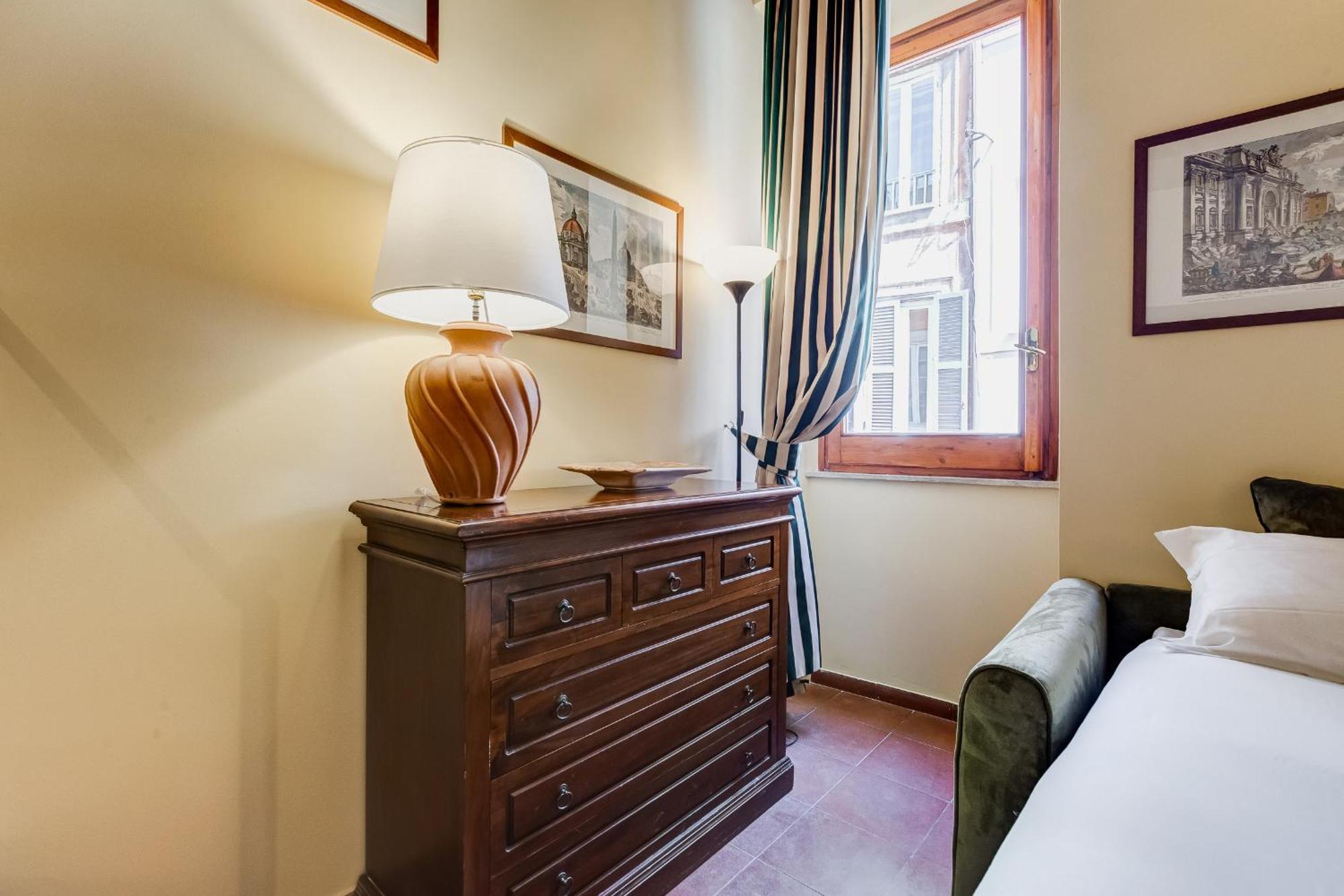 Beautiful Near Piazza Navona Apartment